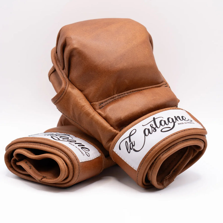 Paire de gants MMA de sparring en cuir de veau Nappa marron vintage La Castagne, vue de trois quarts